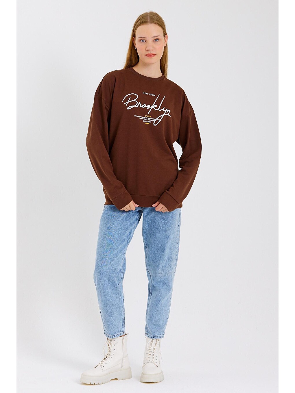 Kahverengi Kadın Bisiklet Yaka Oversize Fit El Yazılı Brooklyn İnce Sweatshirt Spr23swk331-3
