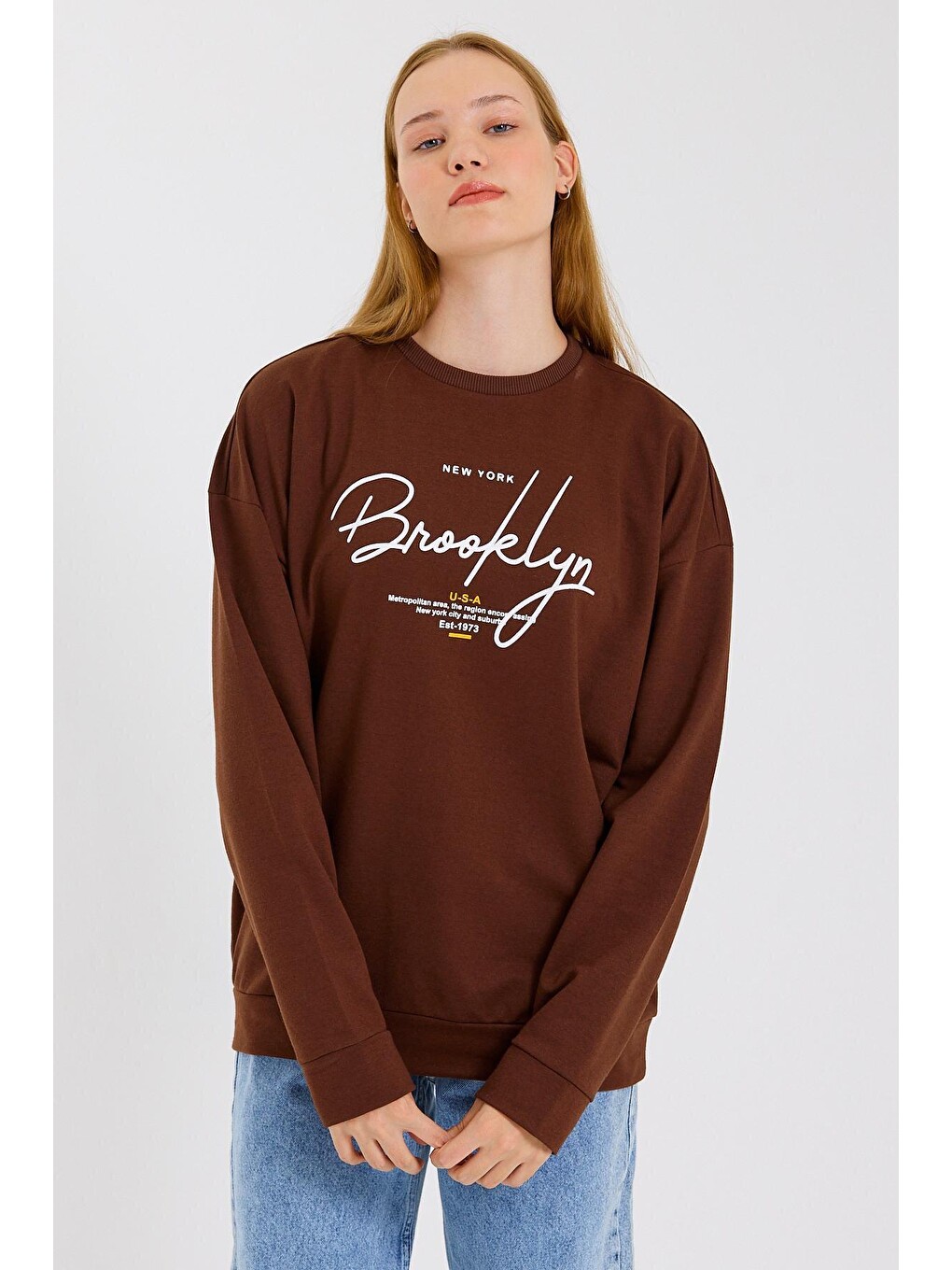 Kahverengi Kadın Bisiklet Yaka Oversize Fit El Yazılı Brooklyn İnce Sweatshirt Spr23swk331-4
