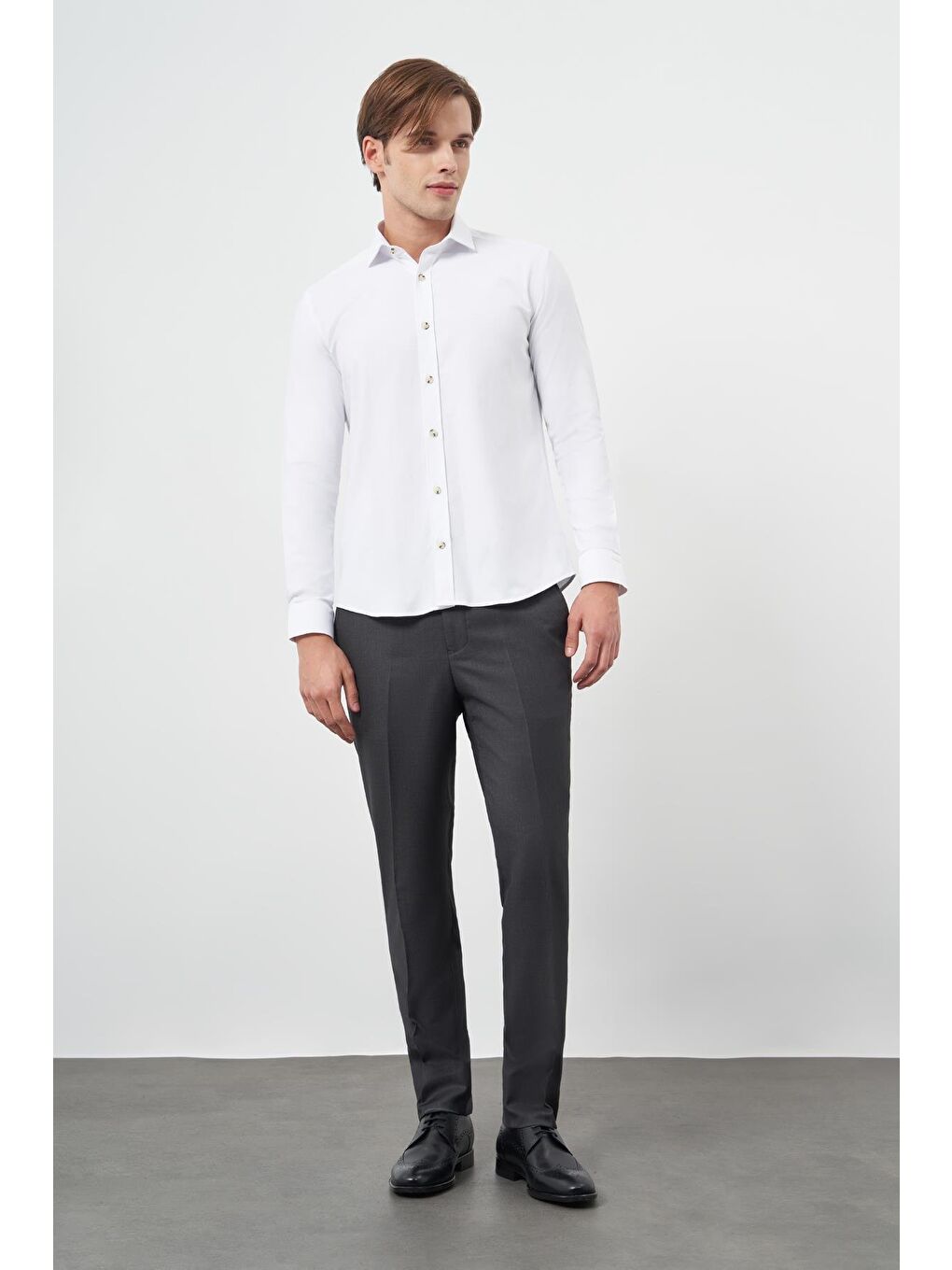 Beyaz Uzun Kol Düz Bez Ayağı Yarım İtalyan Yaka Cepsiz Pamuklu Classic Slim Fit Gömlek 1004245211-1