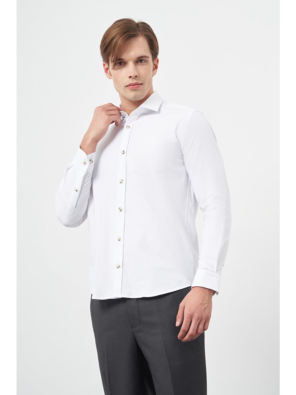 Beyaz Uzun Kol Düz Bez Ayağı Yarım İtalyan Yaka Cepsiz Pamuklu Classic Slim Fit Gömlek 1004245211-2