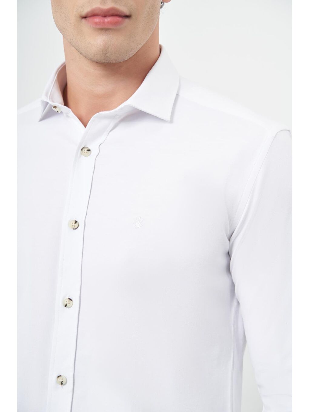 Beyaz Uzun Kol Düz Bez Ayağı Yarım İtalyan Yaka Cepsiz Pamuklu Classic Slim Fit Gömlek 1004245211-3