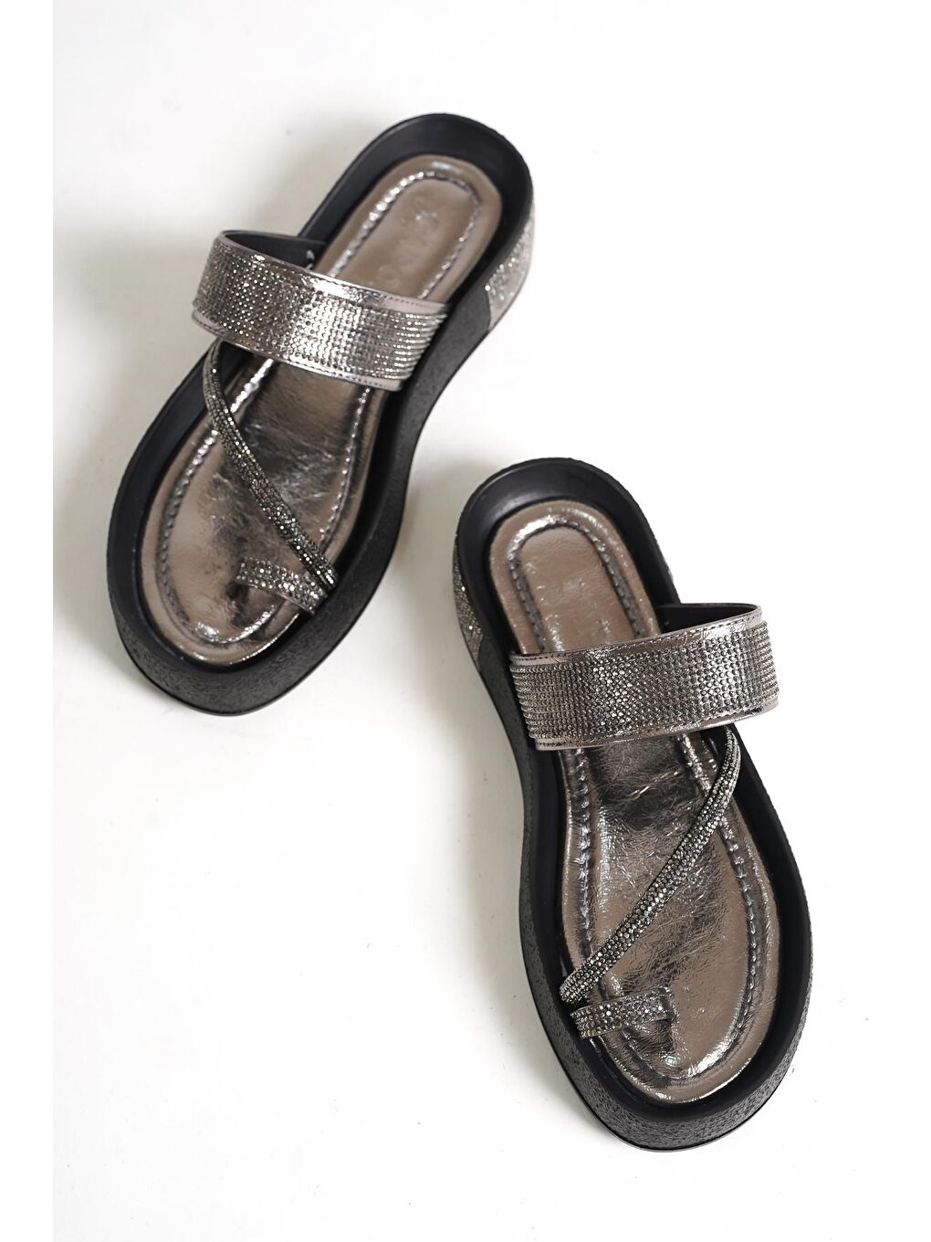 Gri Taşlı Bantlı Taşlı Detaylı Dolgu Topuk Metalik Kadın Terlik
