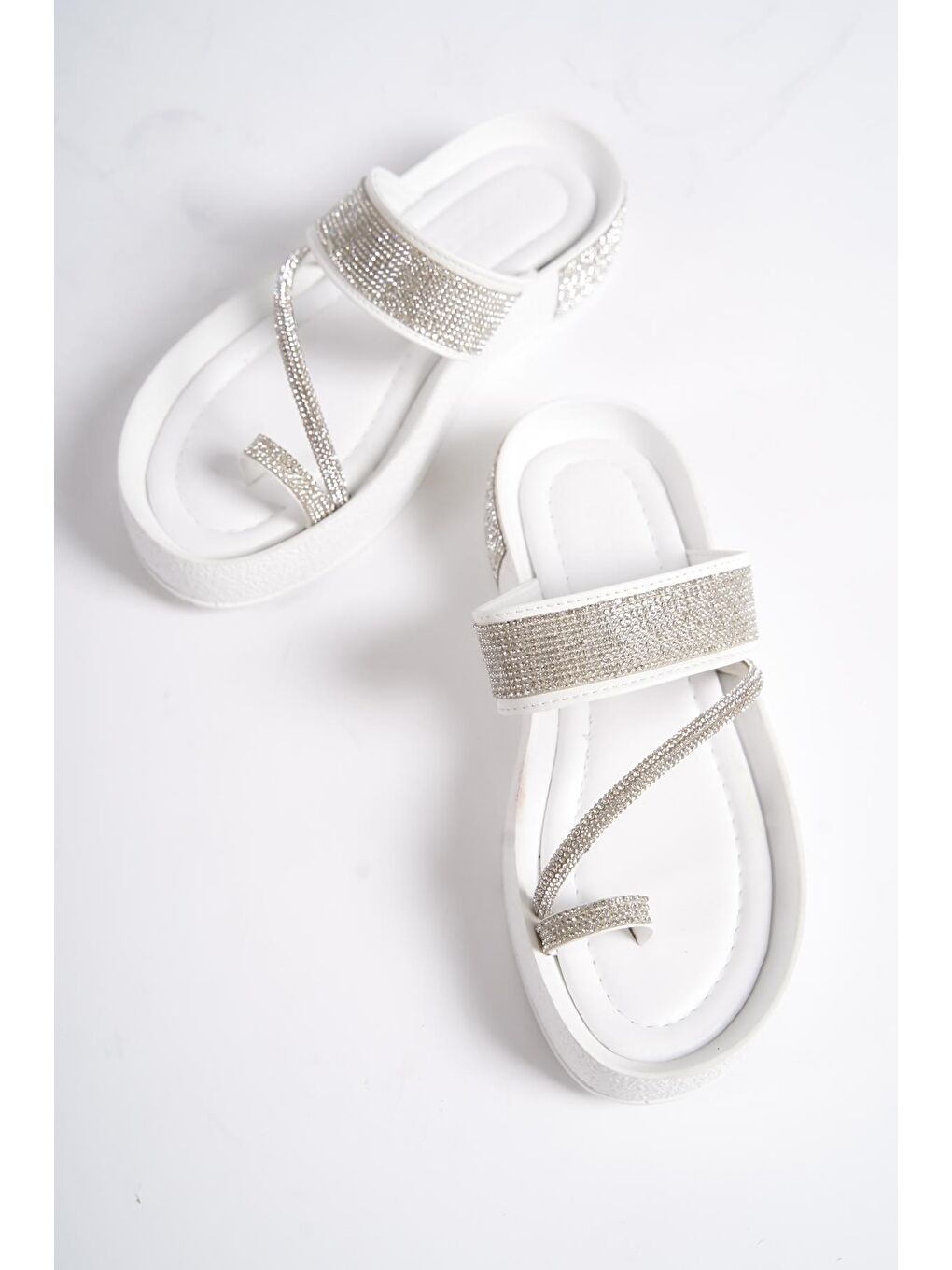 Beyaz Taşlı Bantlı Taşlı Detaylı Dolgu Topuk Metalik Kadın Terlik
