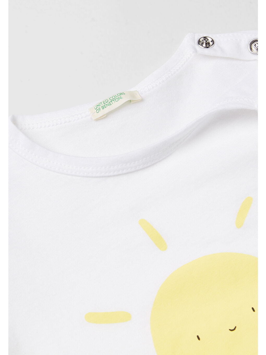 Bebek Beyaz. Önü Grafik Baskılı Omzu Çıtçıtlı Dekoratif Dikişli Tişört-1