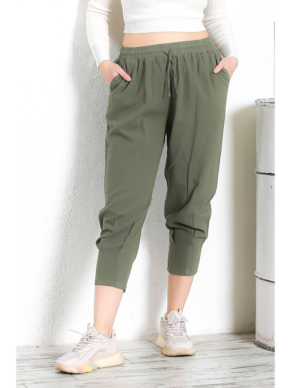 Haki Çift Cepli Lastikli Ve Bağlamalı Bel Kısa Paça Casual Pamuk Dokuma Pantolon-1