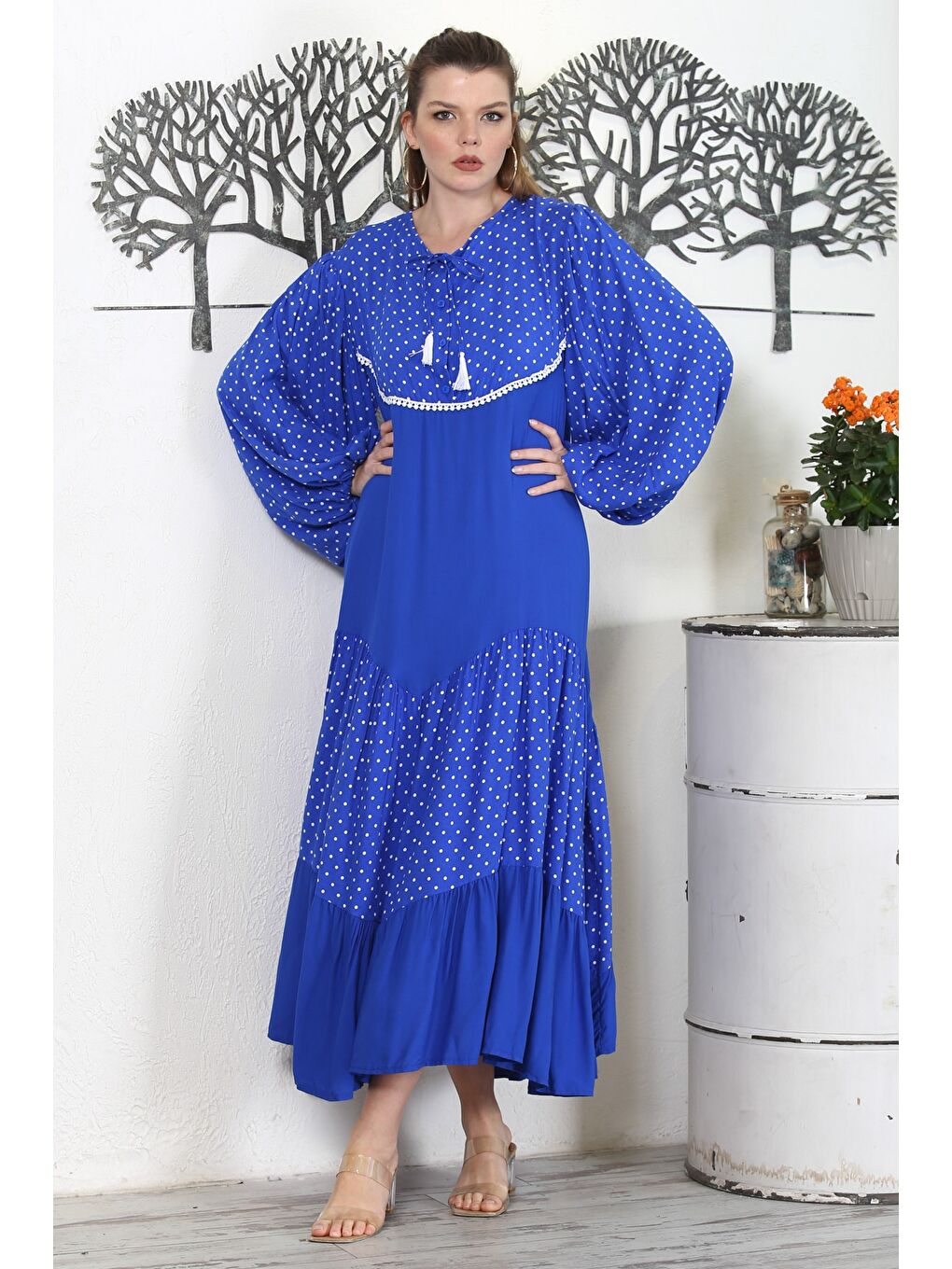 Mavi Yuvarlak Yaka Balon Kol Puantiyeli Eteği Fırfırlı Püsküllü Casual Dokuma Elbise-1