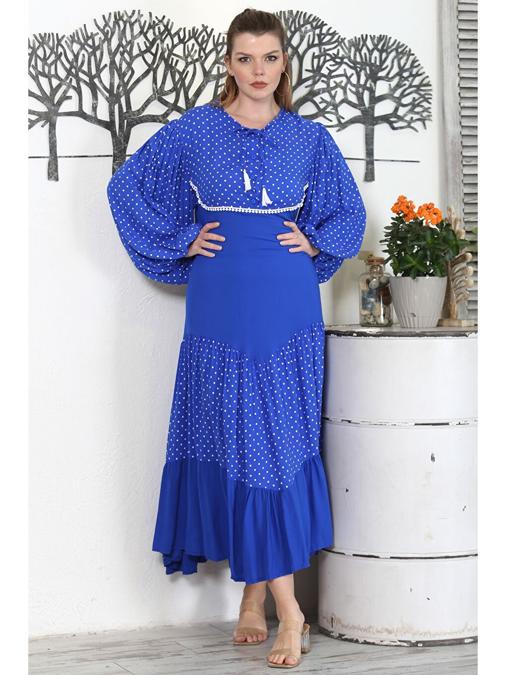Mavi Yuvarlak Yaka Balon Kol Puantiyeli Eteği Fırfırlı Püsküllü Casual Dokuma Elbise-4