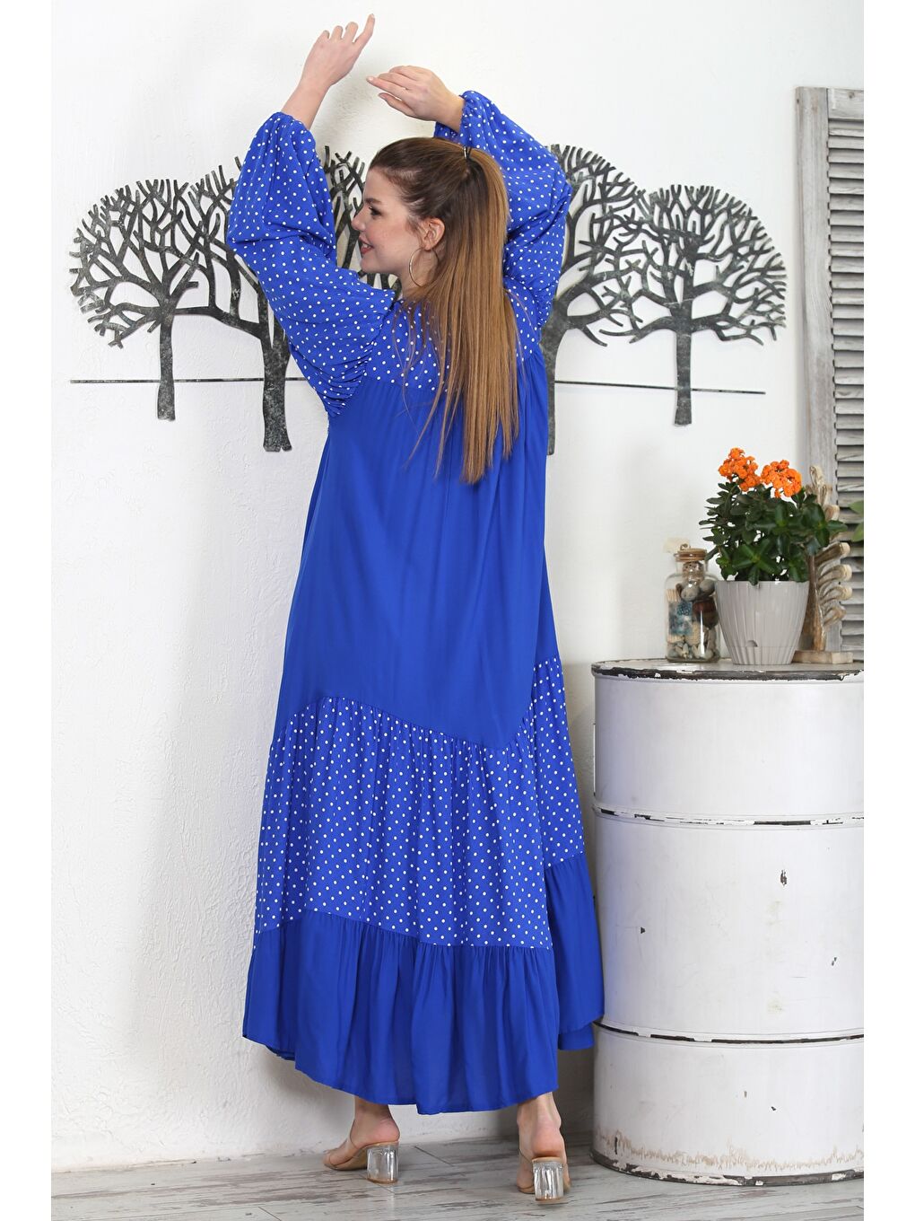 Mavi Yuvarlak Yaka Balon Kol Puantiyeli Eteği Fırfırlı Püsküllü Casual Dokuma Elbise-7