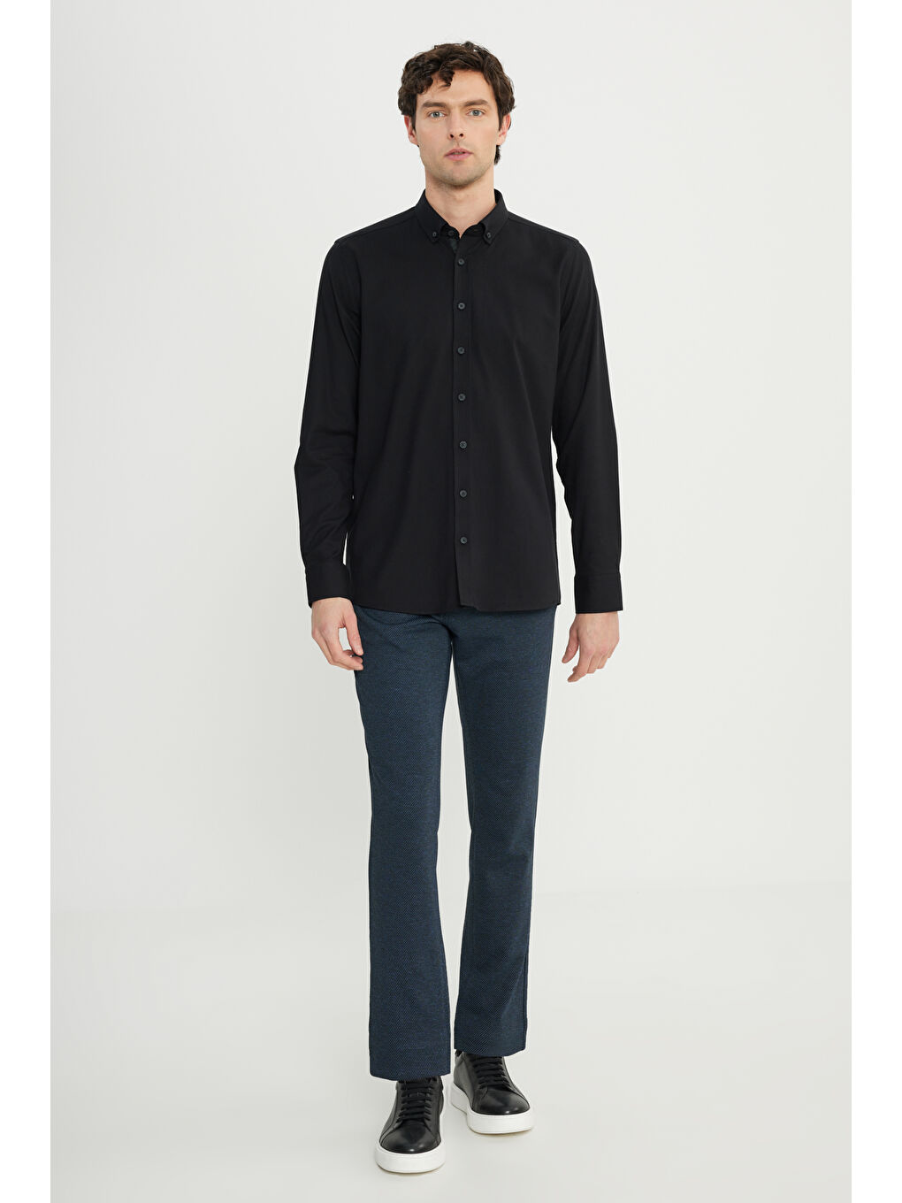 Erkek Siyah Pamuklu Gabardin Slim Fit Dar Kesim Düğmeli Yaka Esnek Gömlek-1
