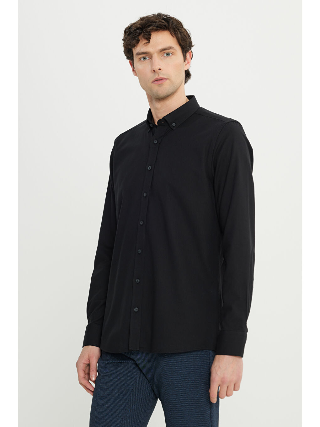 Erkek Siyah Pamuklu Gabardin Slim Fit Dar Kesim Düğmeli Yaka Esnek Gömlek-2