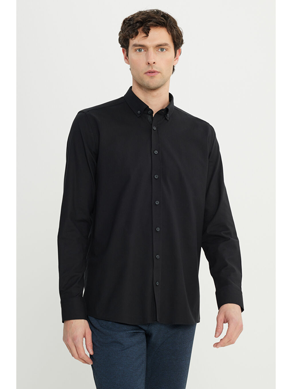 Erkek Siyah Pamuklu Gabardin Slim Fit Dar Kesim Düğmeli Yaka Esnek Gömlek-3