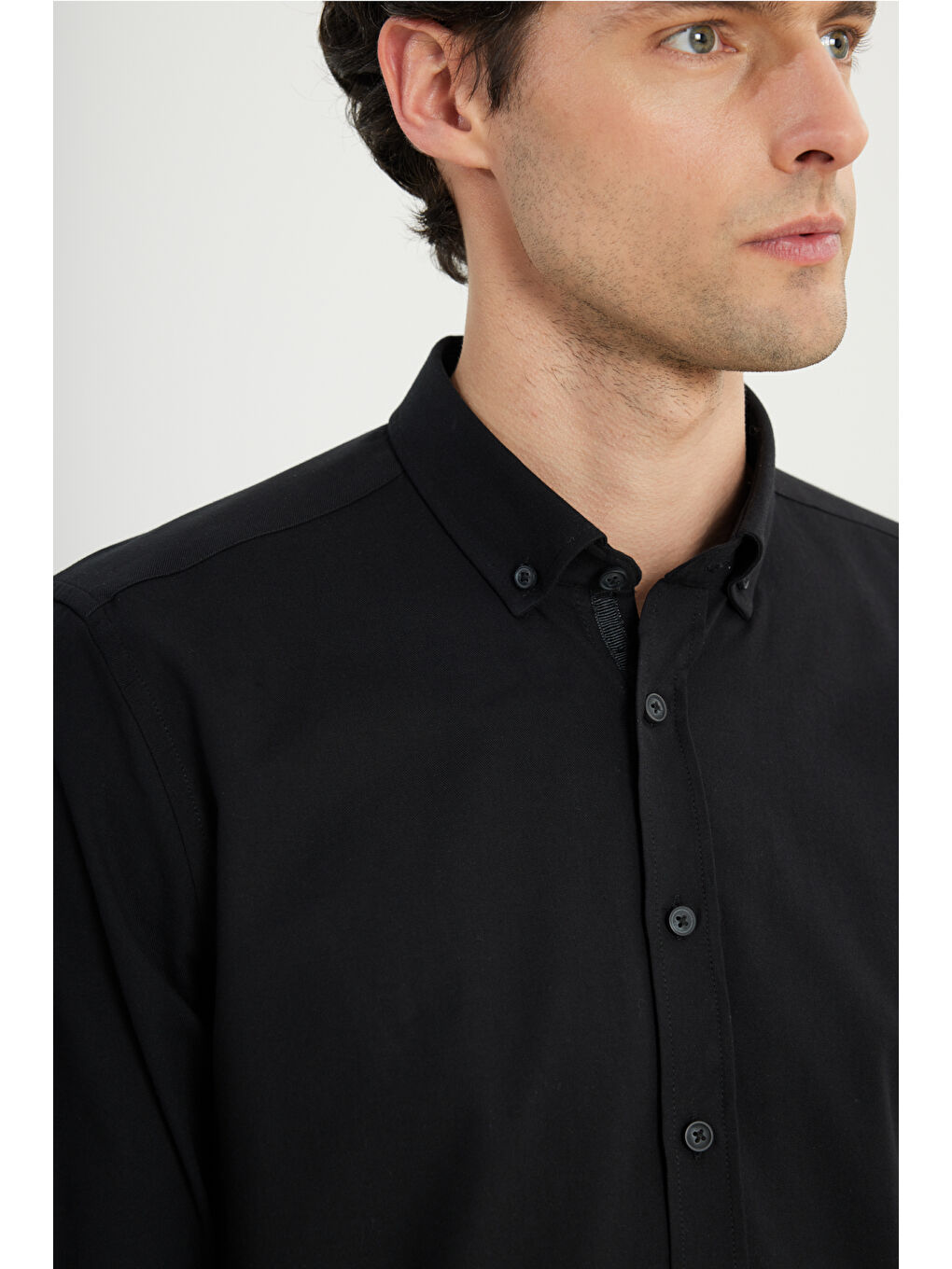 Erkek Siyah Pamuklu Gabardin Slim Fit Dar Kesim Düğmeli Yaka Esnek Gömlek-4