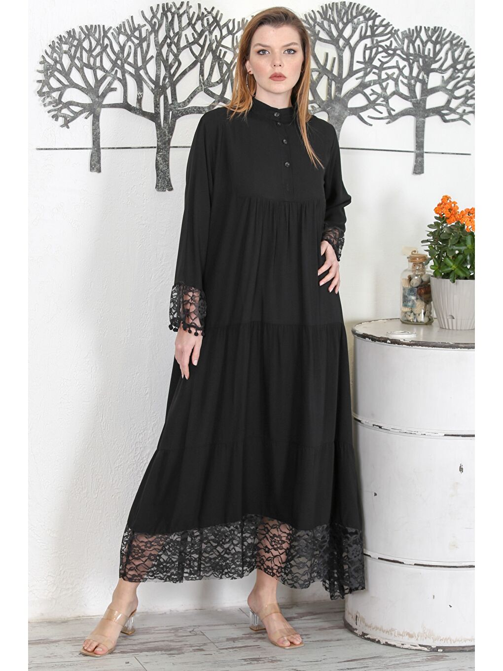 Siyah Hakim Yaka Uzun Kol Düğmeli Eteği Fırfırlı Kol Ve Etek Ucu Dantelli Dokuma Elbise-2