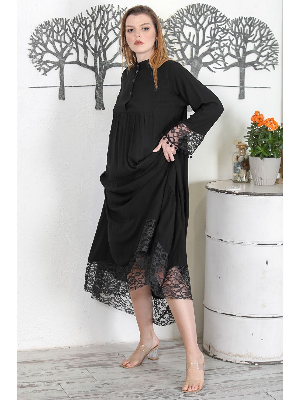 Siyah Hakim Yaka Uzun Kol Düğmeli Eteği Fırfırlı Kol Ve Etek Ucu Dantelli Dokuma Elbise-3