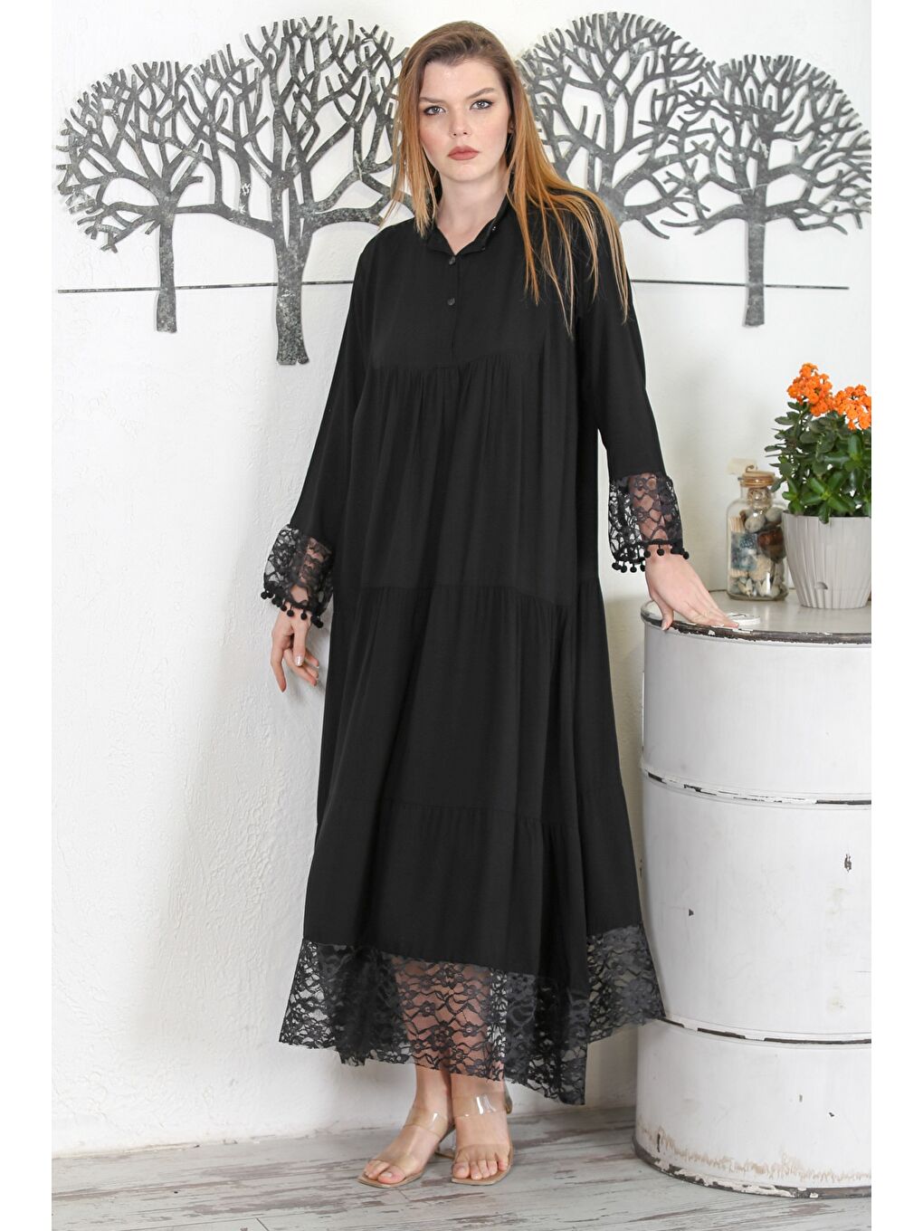 Siyah Hakim Yaka Uzun Kol Düğmeli Eteği Fırfırlı Kol Ve Etek Ucu Dantelli Dokuma Elbise-4