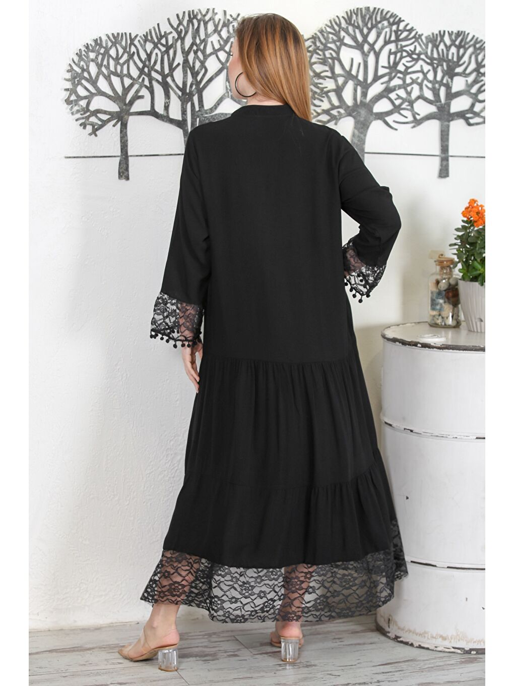 Siyah Hakim Yaka Uzun Kol Düğmeli Eteği Fırfırlı Kol Ve Etek Ucu Dantelli Dokuma Elbise-6