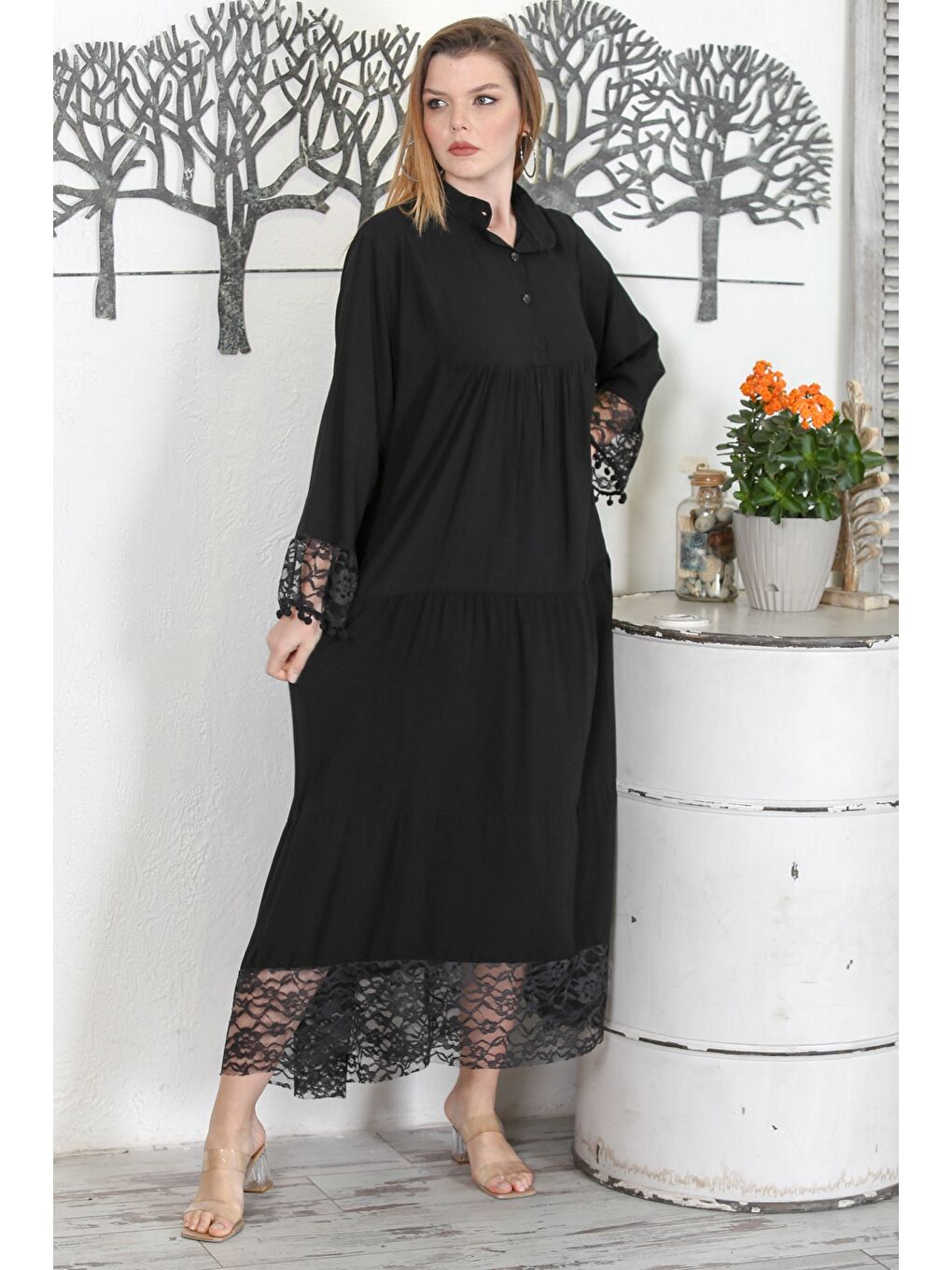 Siyah Hakim Yaka Uzun Kol Düğmeli Eteği Fırfırlı Kol Ve Etek Ucu Dantelli Dokuma Elbise-7