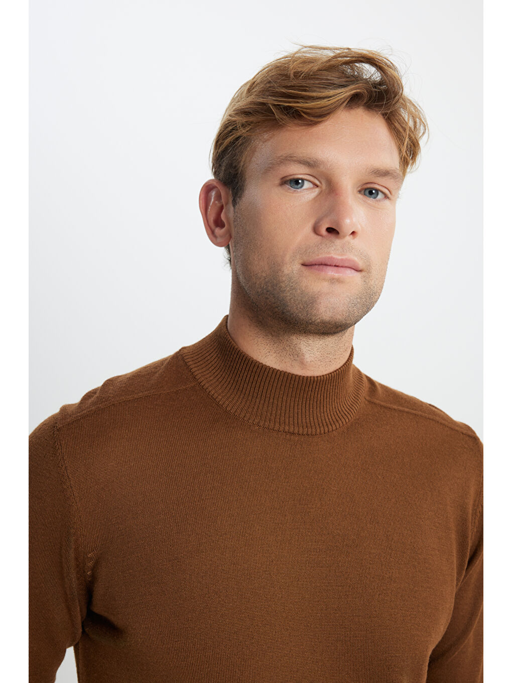 Kahverengi Erkek Tarçın Yünlü Sıcak Tutan Standart Fit Normal Kesim Yarım Balıkçı Yaka Triko Kazak-3