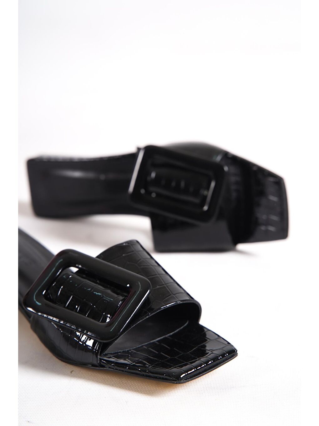 Siyah Kısa Topuklu Tokalı Rugan Kroko Kadın Terlik-1