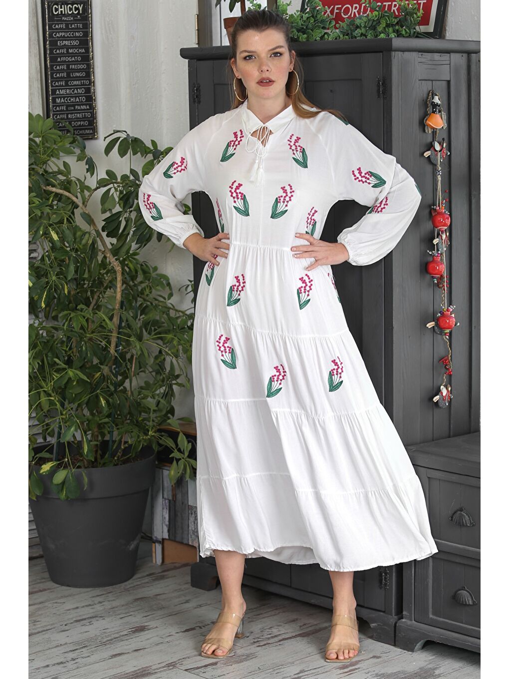 Beyaz Hakim Yaka Balon Kol Eteği Fırfırlı Püsküllü Nakışlı Casual Dokuma Elbise-1