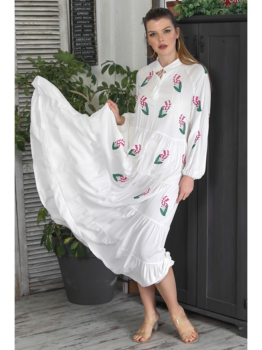 Beyaz Hakim Yaka Balon Kol Eteği Fırfırlı Püsküllü Nakışlı Casual Dokuma Elbise-2