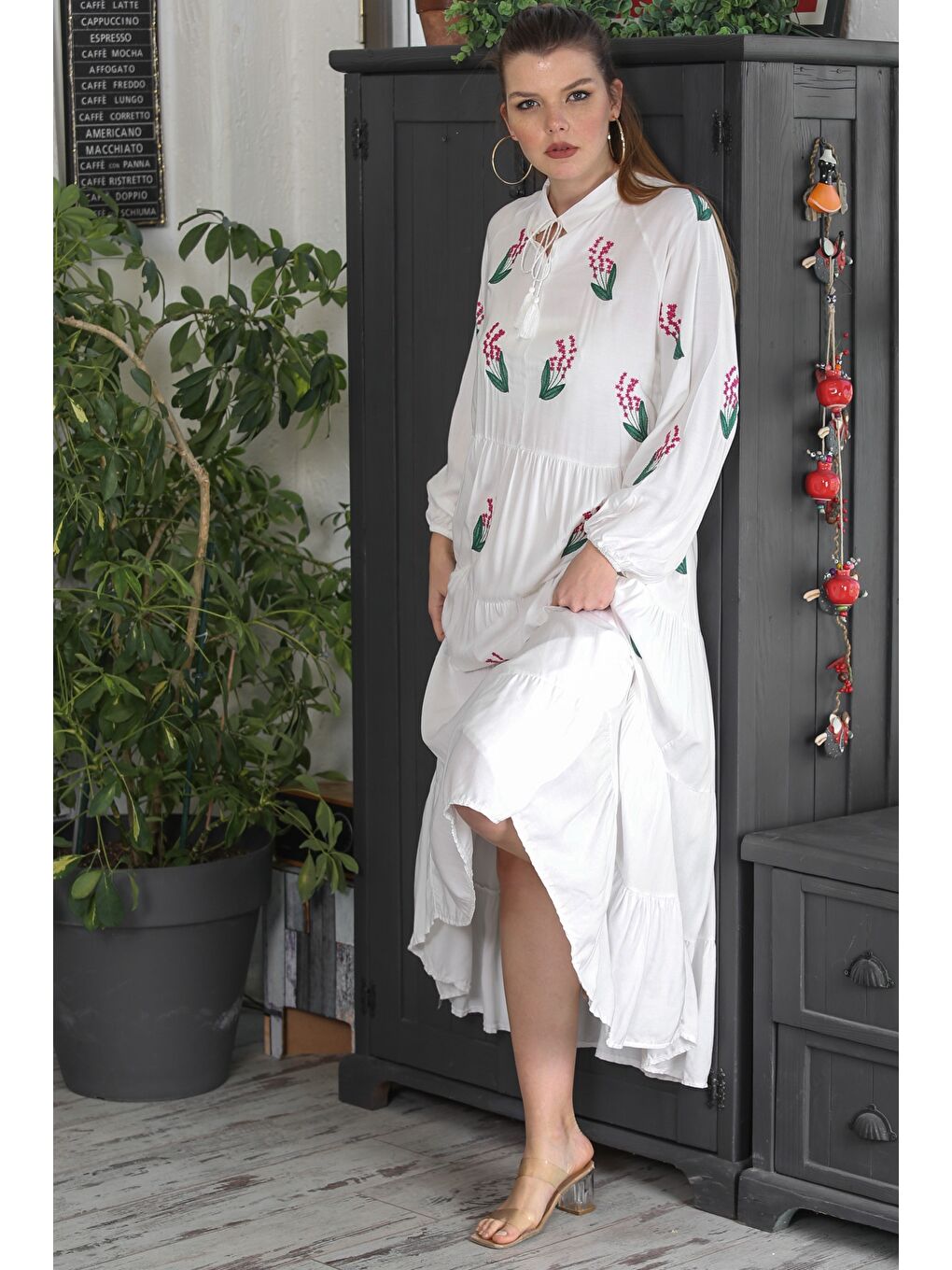 Beyaz Hakim Yaka Balon Kol Eteği Fırfırlı Püsküllü Nakışlı Casual Dokuma Elbise-3