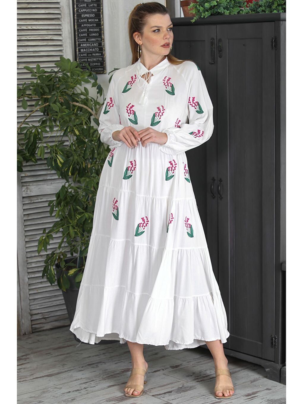 Beyaz Hakim Yaka Balon Kol Eteği Fırfırlı Püsküllü Nakışlı Casual Dokuma Elbise-4