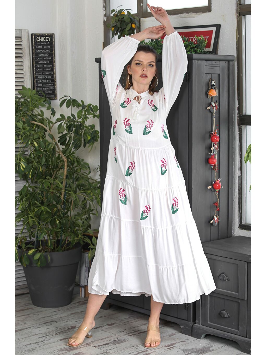 Beyaz Hakim Yaka Balon Kol Eteği Fırfırlı Püsküllü Nakışlı Casual Dokuma Elbise-5