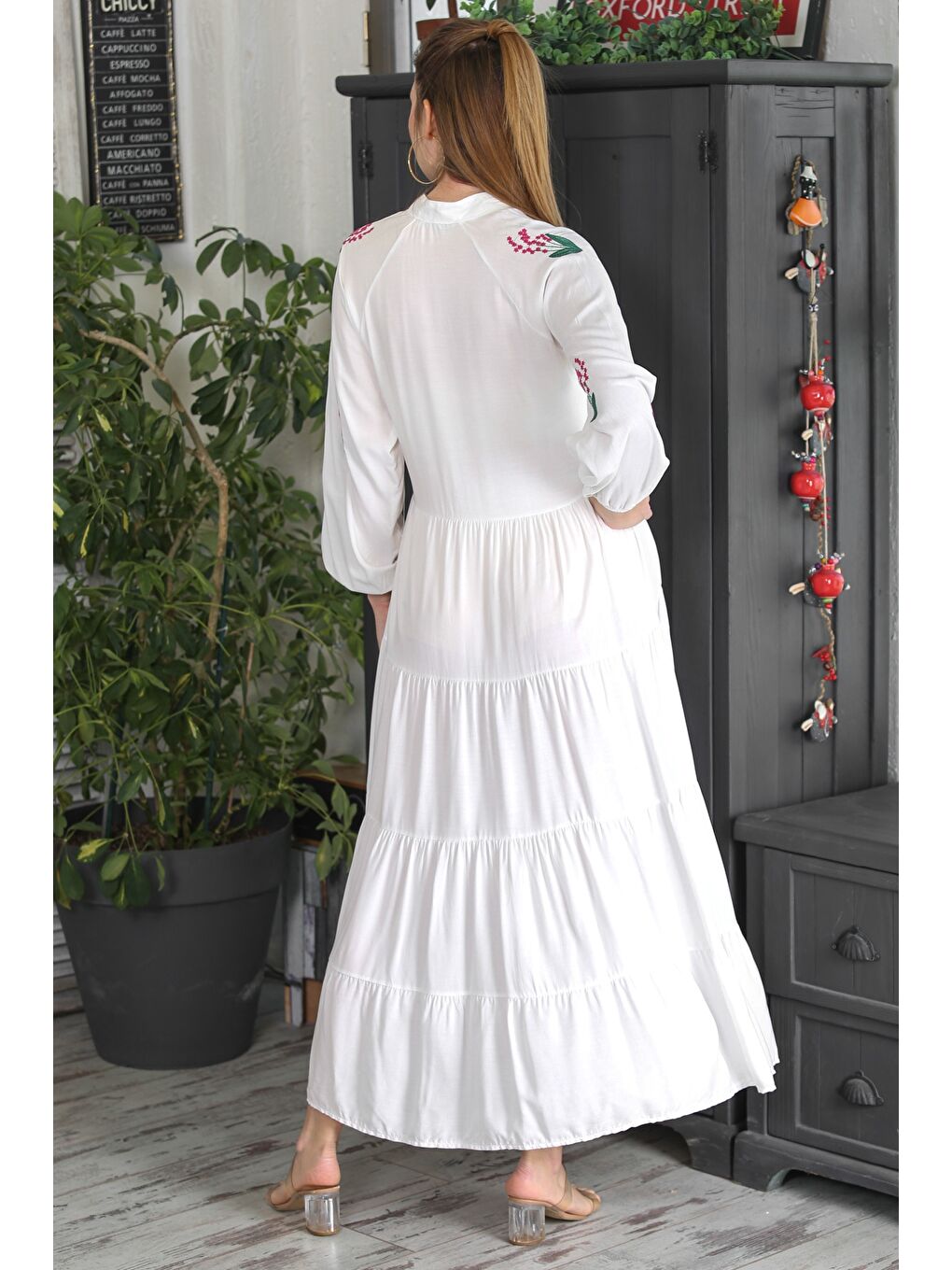 Beyaz Hakim Yaka Balon Kol Eteği Fırfırlı Püsküllü Nakışlı Casual Dokuma Elbise-6