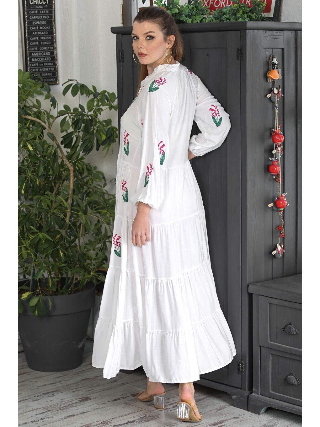 Beyaz Hakim Yaka Balon Kol Eteği Fırfırlı Püsküllü Nakışlı Casual Dokuma Elbise-7