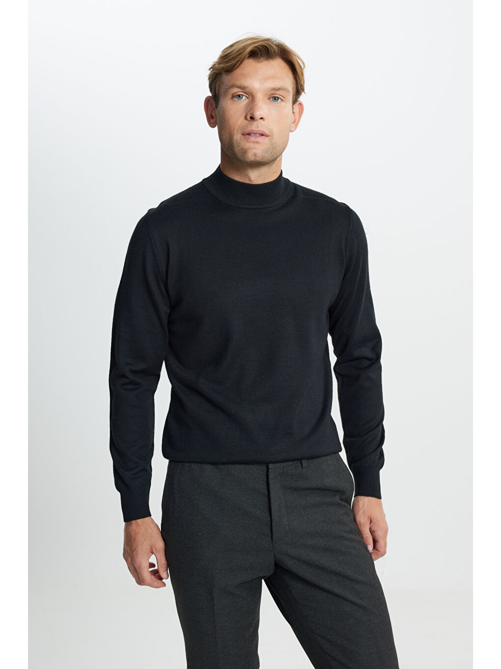 Erkek Siyah Yünlü Sıcak Tutan Standart Fit Normal Kesim Yarım Balıkçı Yaka Triko Kazak