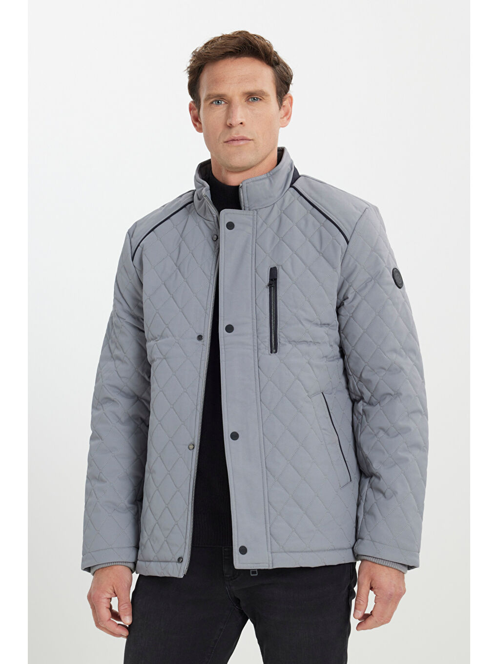 Erkek Gri Standart Fit Normal Kesim Dik Yaka Kapitone Desenli Çıtçıtlı Yan Cepli Overcoat