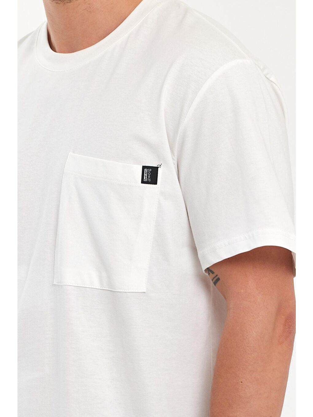Beyaz Erkek Önü Tek Cepli Bisiklet Yaka Tişört-2