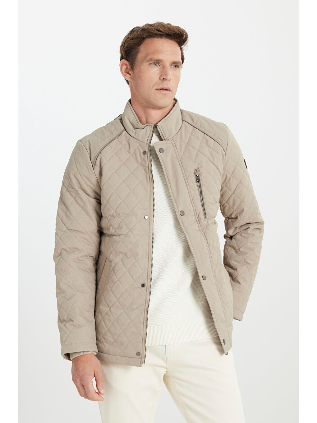 Erkek Bej Standart Fit Normal Kesim Dik Yaka Kapitone Desenli Çıtçıtlı Yan Cepli Overcoat