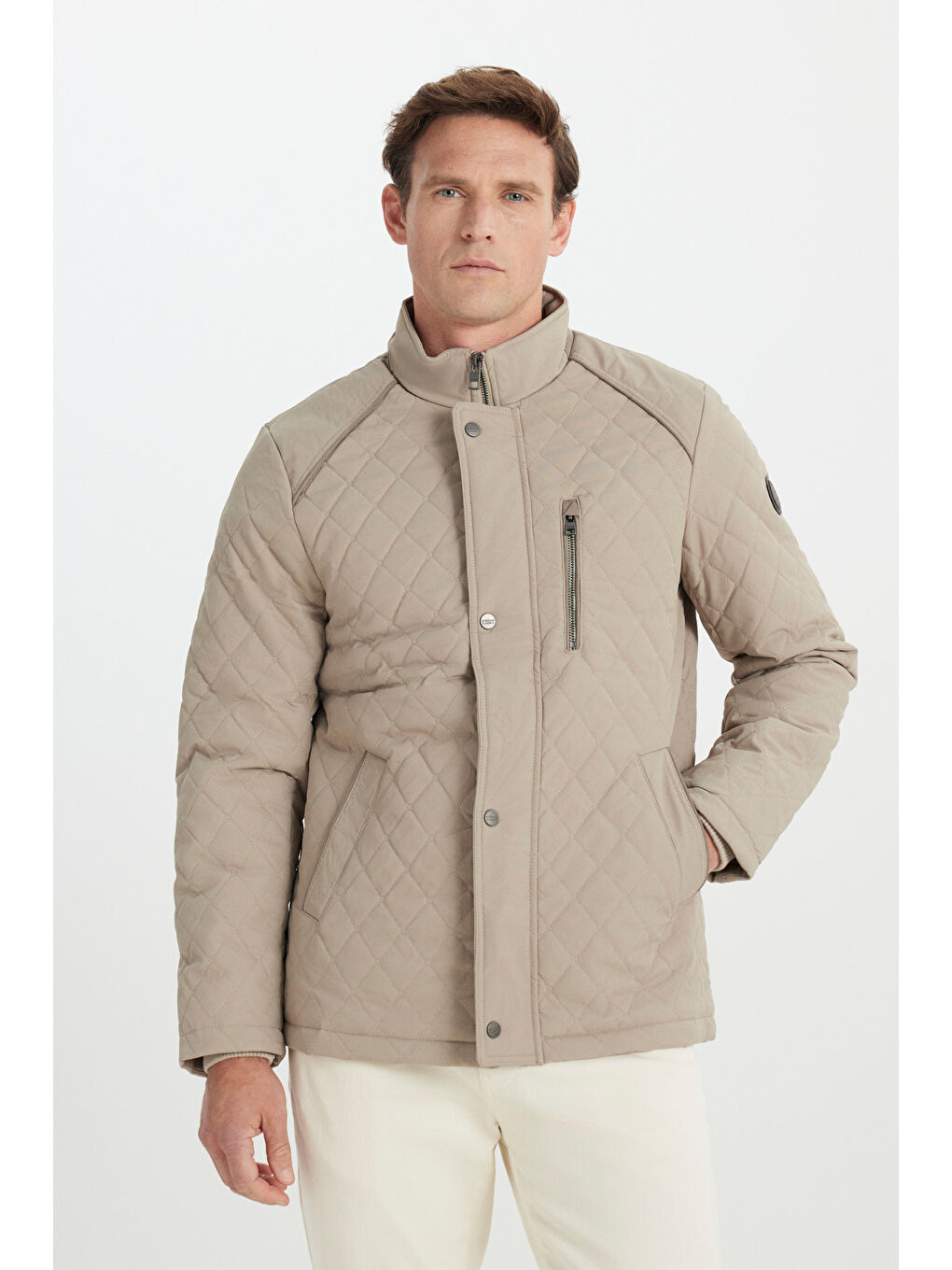 Erkek Bej Standart Fit Normal Kesim Dik Yaka Kapitone Desenli Çıtçıtlı Yan Cepli Overcoat-3