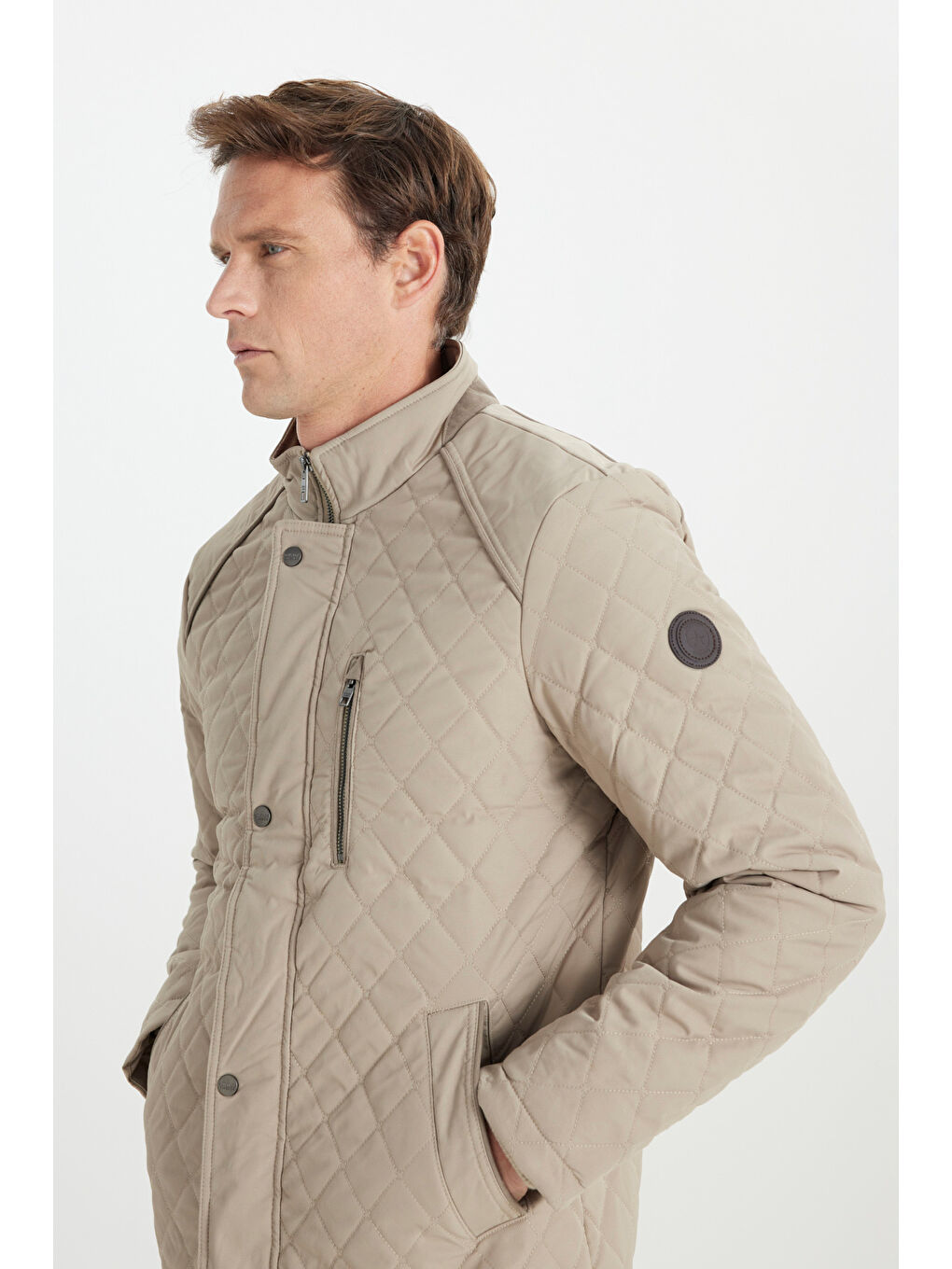 Erkek Bej Standart Fit Normal Kesim Dik Yaka Kapitone Desenli Çıtçıtlı Yan Cepli Overcoat-4