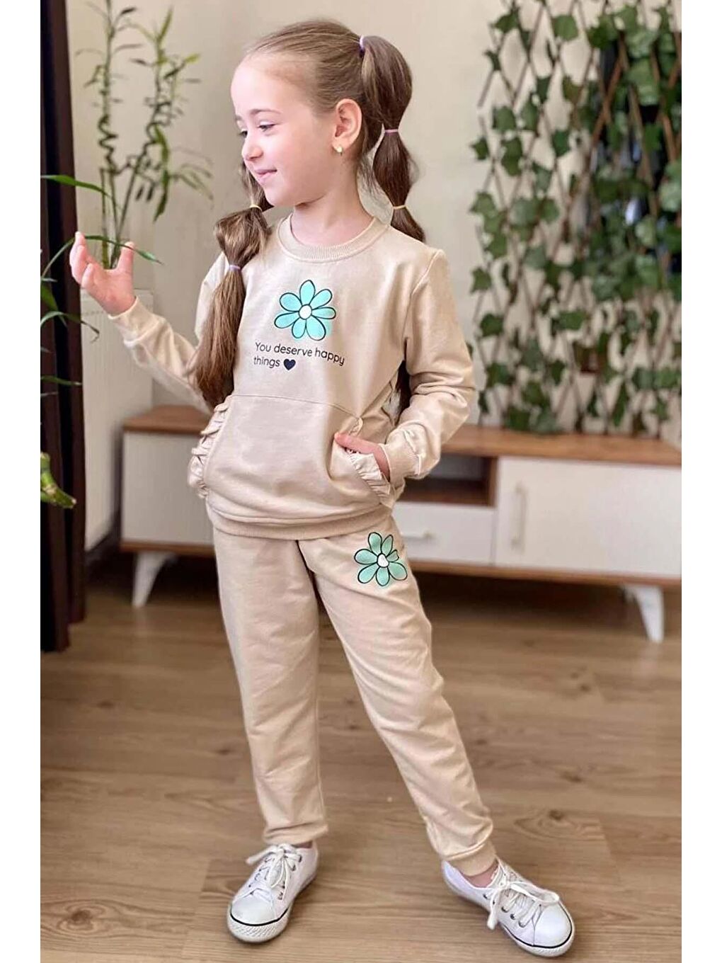 Kız Çocuk Göğsünde Papatya ve Kanguru Fırfır Cep Detaylı Sweat Bej Eşofman Takım