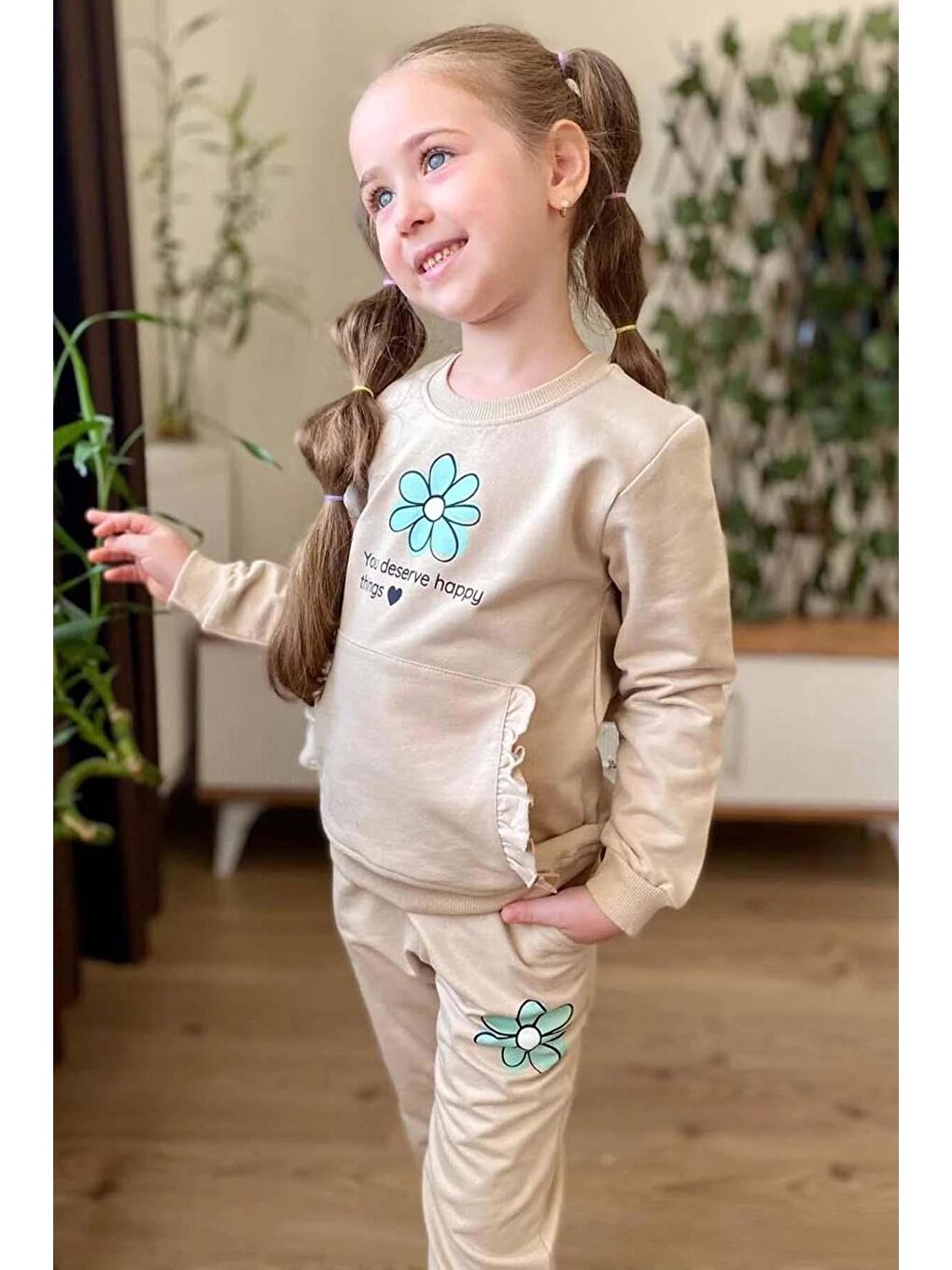 Kız Çocuk Göğsünde Papatya ve Kanguru Fırfır Cep Detaylı Sweat Bej Eşofman Takım-1