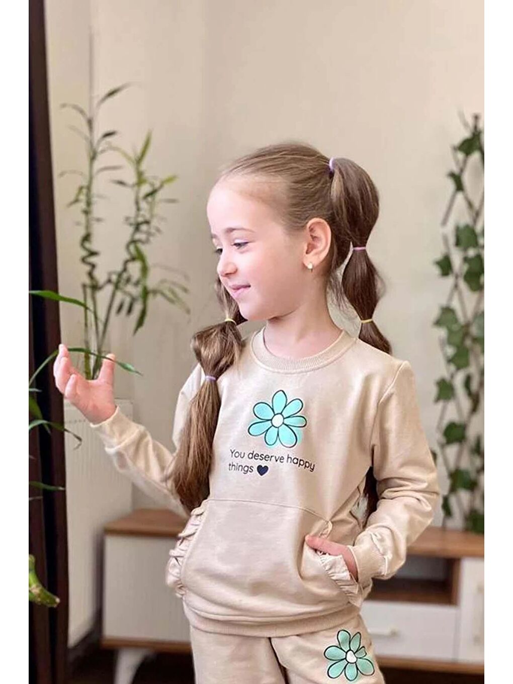 Kız Çocuk Göğsünde Papatya ve Kanguru Fırfır Cep Detaylı Sweat Bej Eşofman Takım-2
