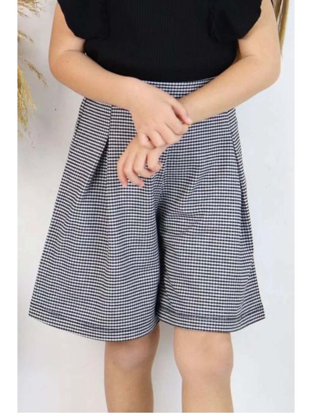 Siyah Kız Çocuk Kolları Fırfırlı Fitilli Kumaş Bluz Dokuma Ekose Detaylı Şortlu Takım-2