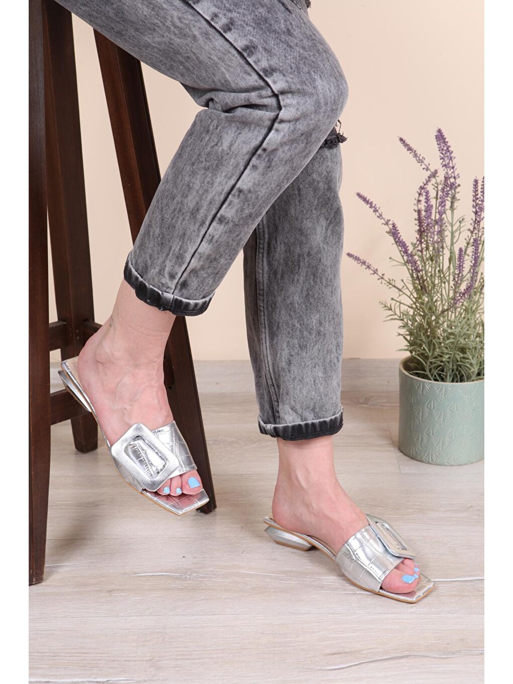 Gri Kısa Topuklu Tokalı Rugan Kroko Kadın Terlik-3