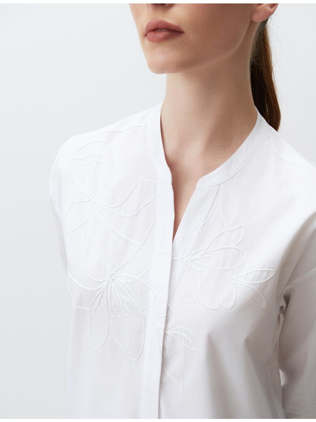 Beyaz Hakim Yaka İşlemeli Pamuklu Gömlek-1