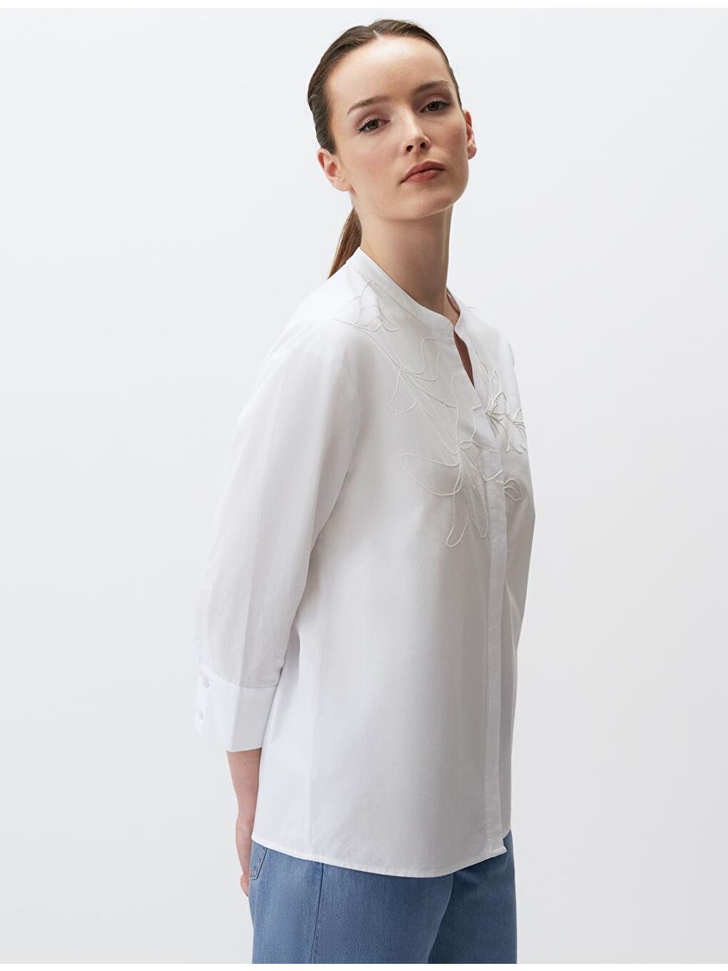 Beyaz Hakim Yaka İşlemeli Pamuklu Gömlek-2