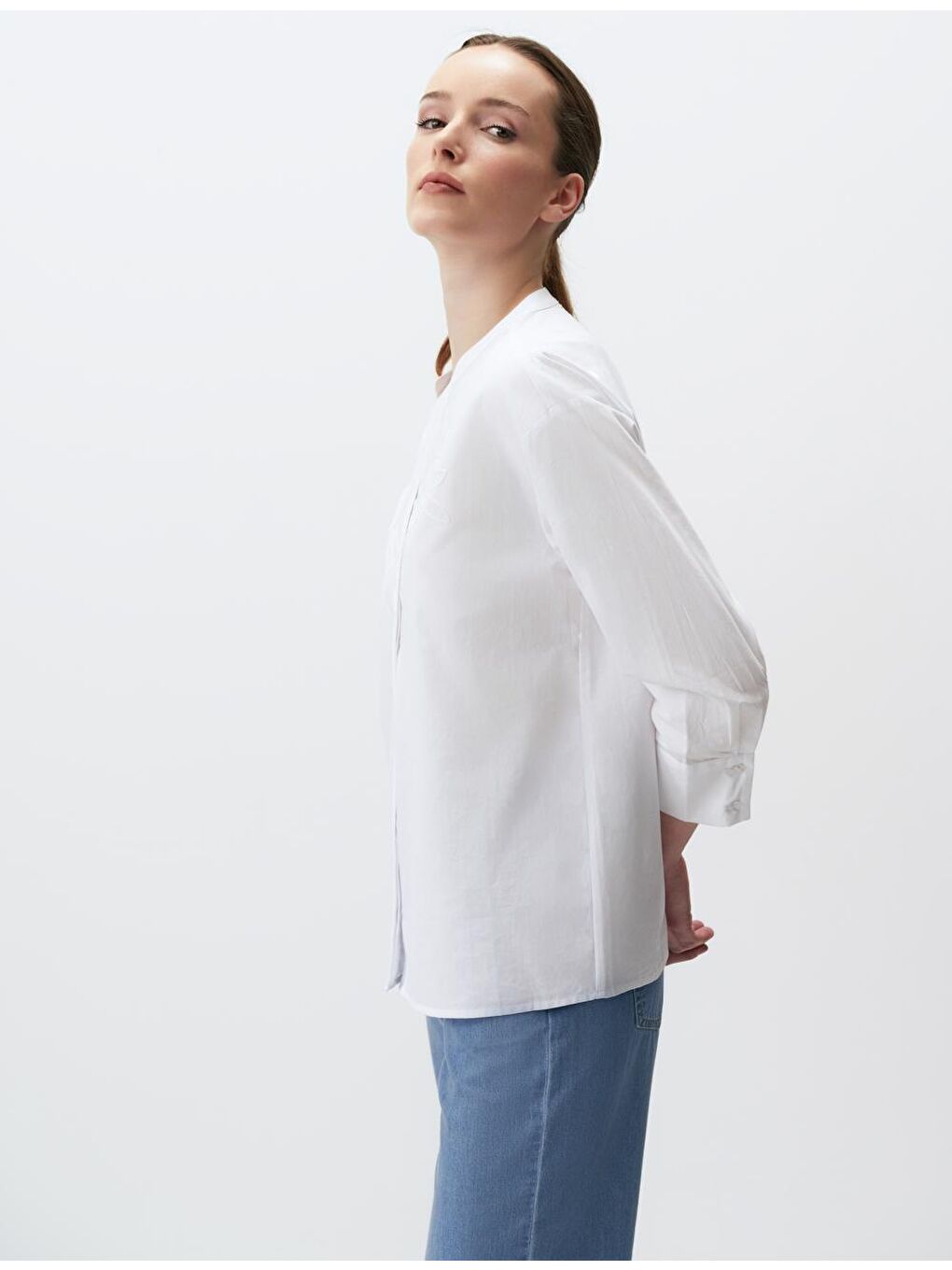 Beyaz Hakim Yaka İşlemeli Pamuklu Gömlek-3