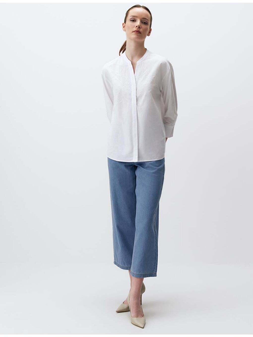 Beyaz Hakim Yaka İşlemeli Pamuklu Gömlek-4