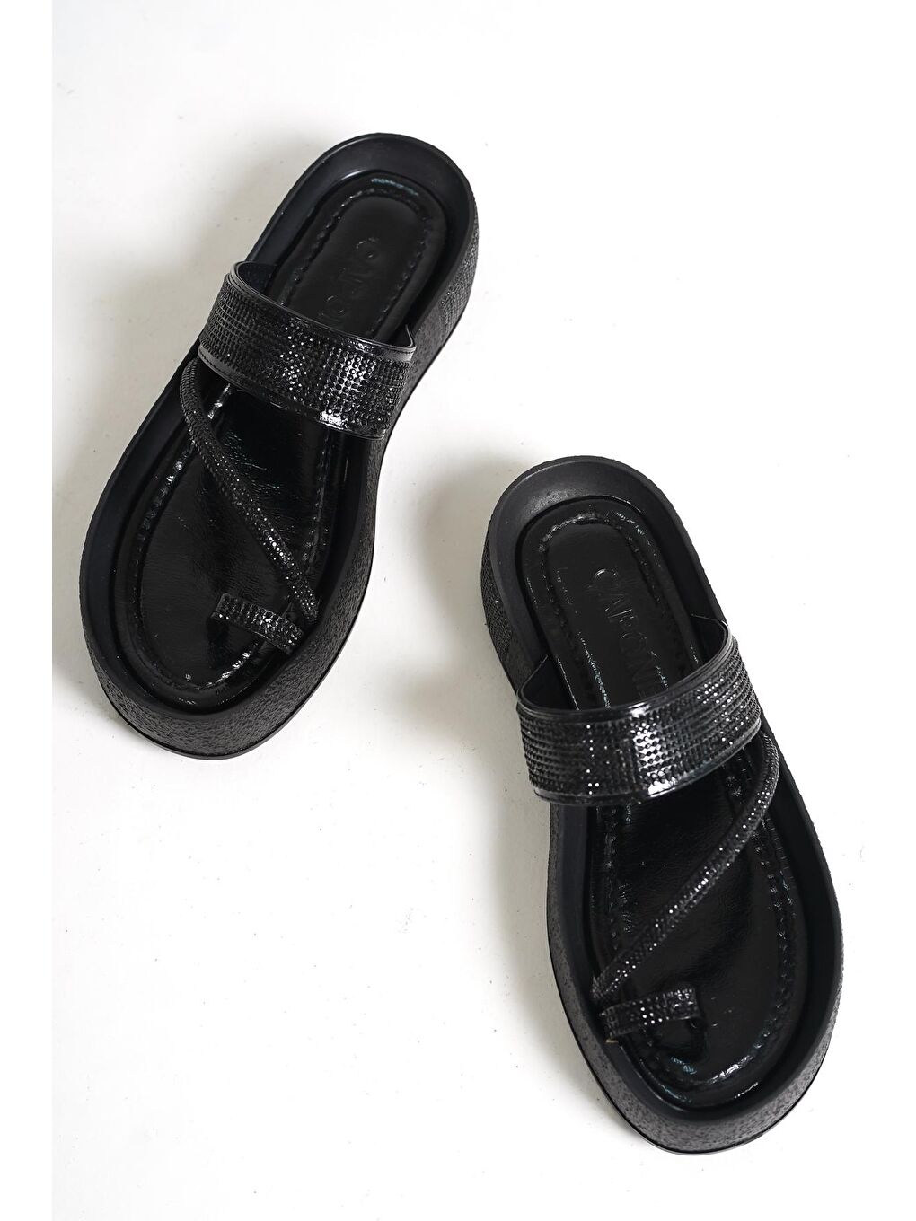 Siyah Taşlı Bantlı Taşlı Detaylı Dolgu Topuk Metalik Kadın Terlik