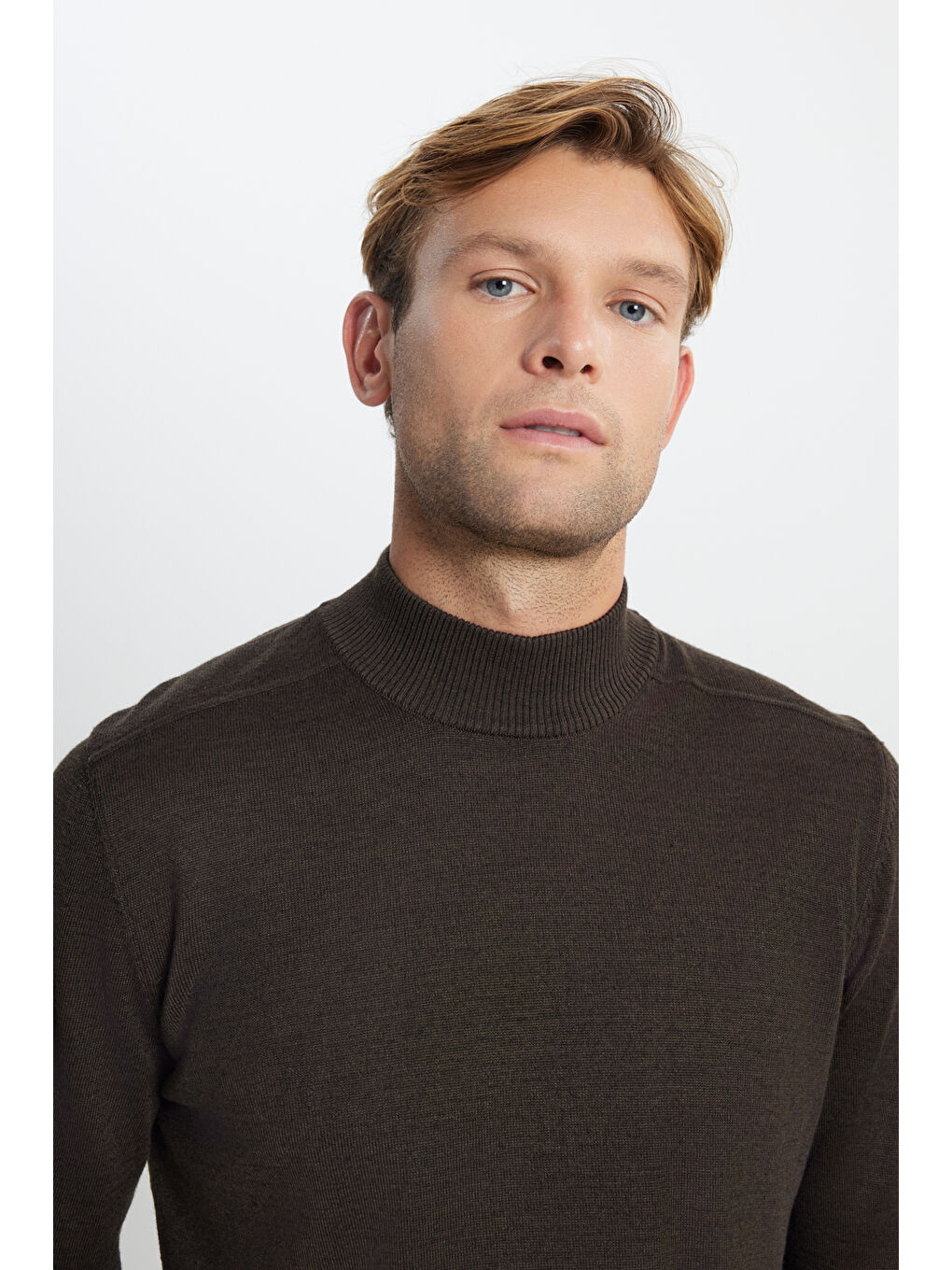 Erkek Kahverengi Yünlü Sıcak Tutan Standart Fit Normal Kesim Yarım Balıkçı Yaka Triko Kazak-3