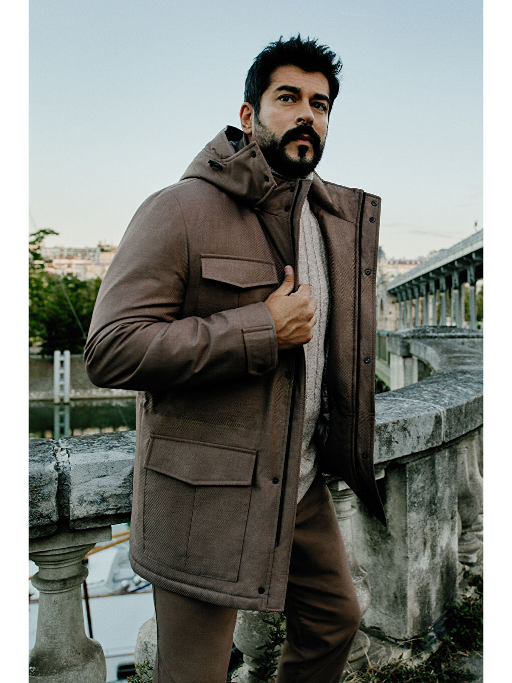 Bej Erkek Vizon Standart Fit Normal Kesim Kapüşon Çıkmalı Dik Yaka Kapaklı Torba Cepli Kapüşonlu Kaban