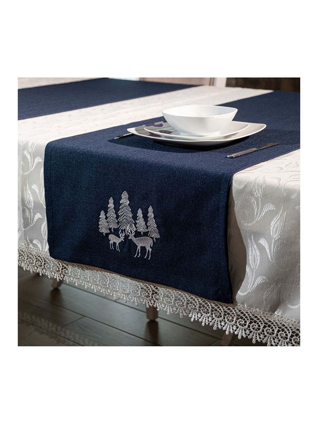 Nakışlı  Yılbaşı konsepti  Ağaç Geyik Desen 45x140 Dekoratif Runner Lacivert