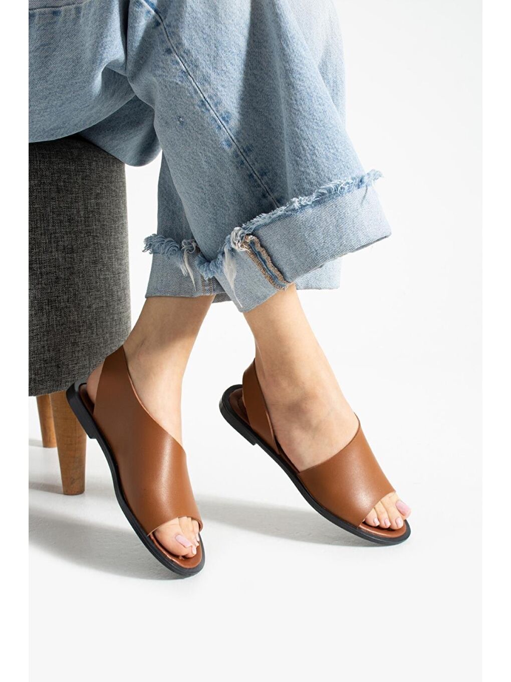 Kahverengi Kleopetra Model Yanları Açık Kadın Sandalet